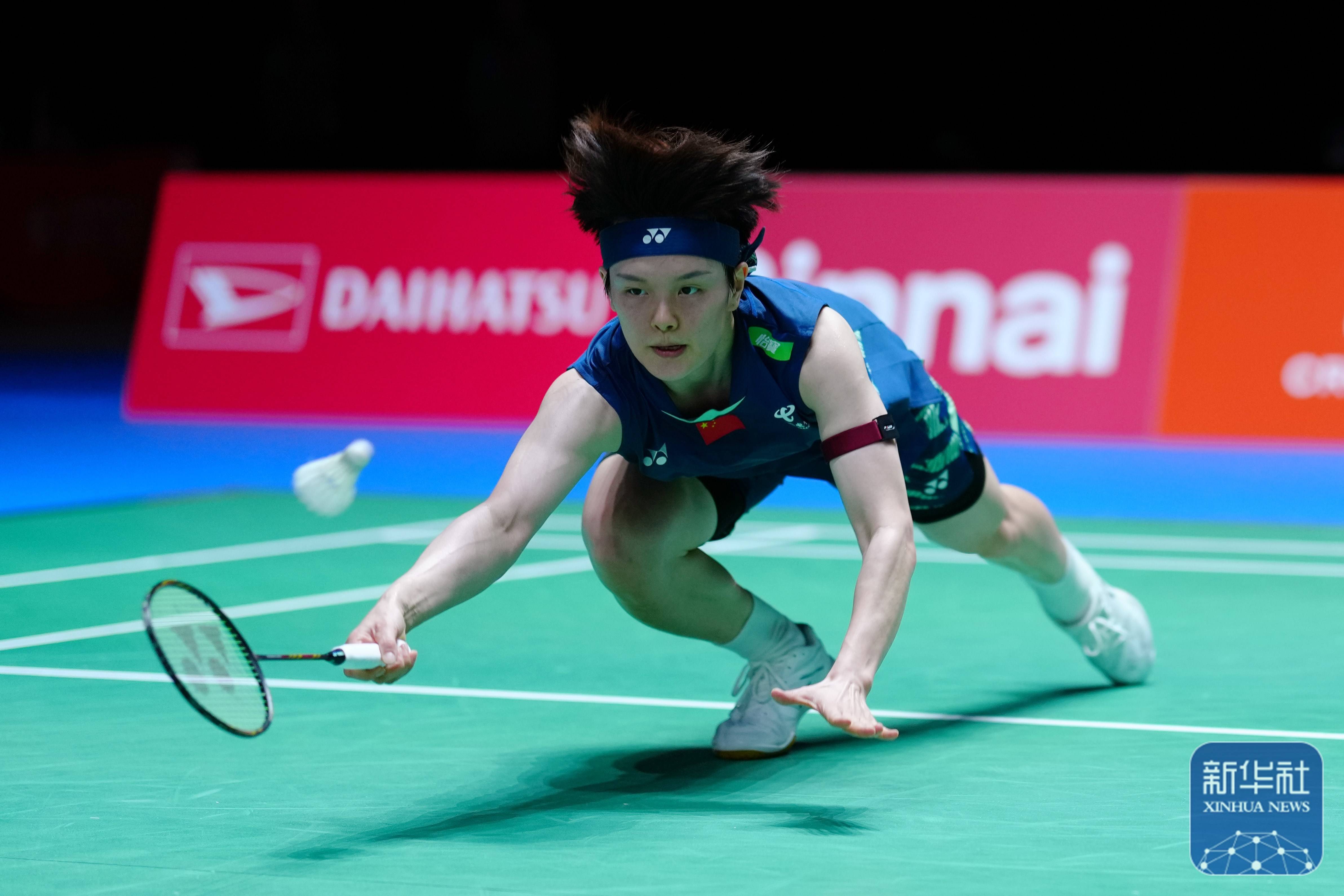 并向球迷展 并向球迷展